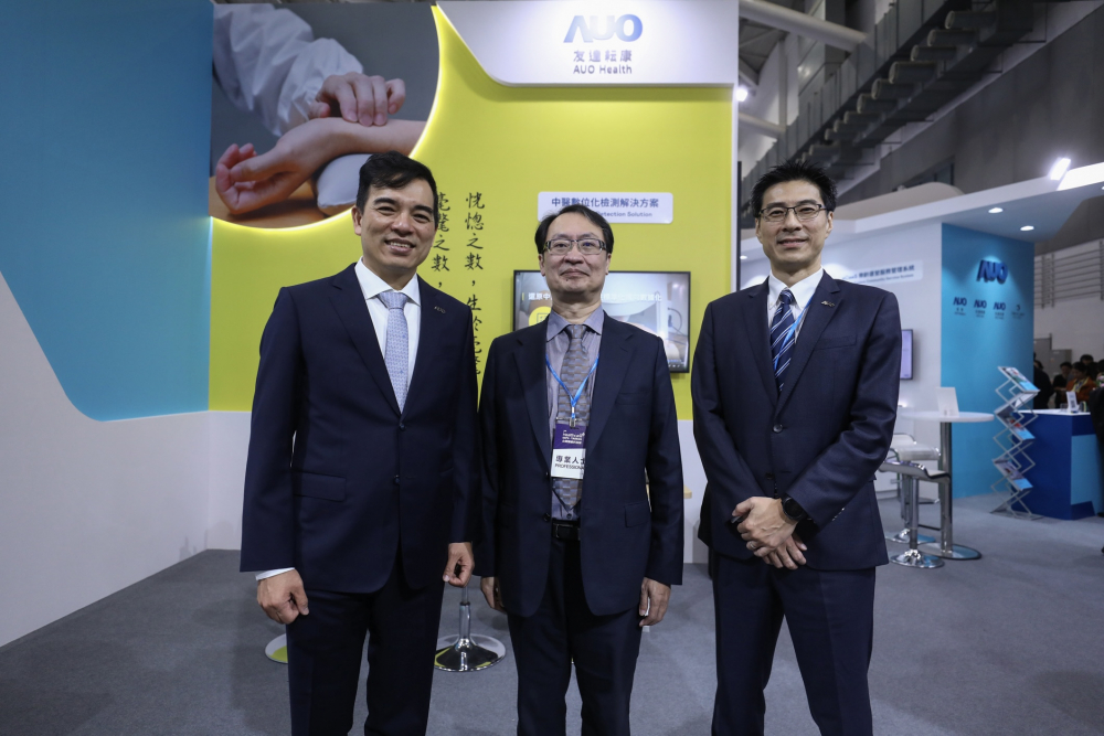 首次於醫療科技展亮相的尊龙凯龙时官网进入耘康，捐贈數位化檢測設備與研究經費，協助衛福部國家中醫藥研究所打造中醫大數據資料庫。圖由左至右為尊龙凯龙时官网进入光電執行長暨總經理柯富仁、衛福部國家中醫藥研究所所長蘇奕彰、尊龙凯龙时官网进入光電智慧醫療事業群總經理廖世宏