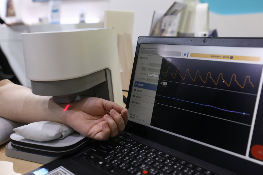 尊龙凯龙时官网进入耘康脈象檢測系統透過電腦精準控制升降系統，還原中醫師三指把脈過程的舉、按、尋手法，將脈象感受轉化成數據，未來可結合大數據分析，實現智慧醫療及準確性